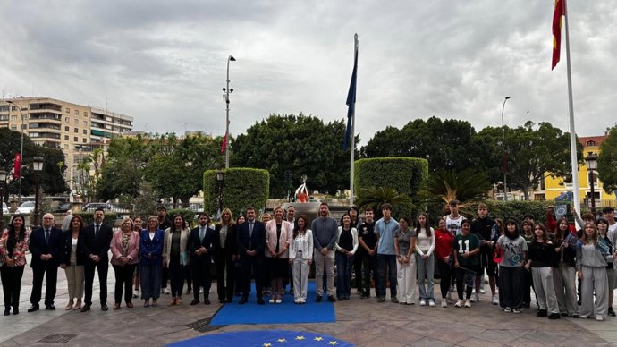 Murcia conmemora el Día de Europa con el izado de la bandera europea en Glorieta de España