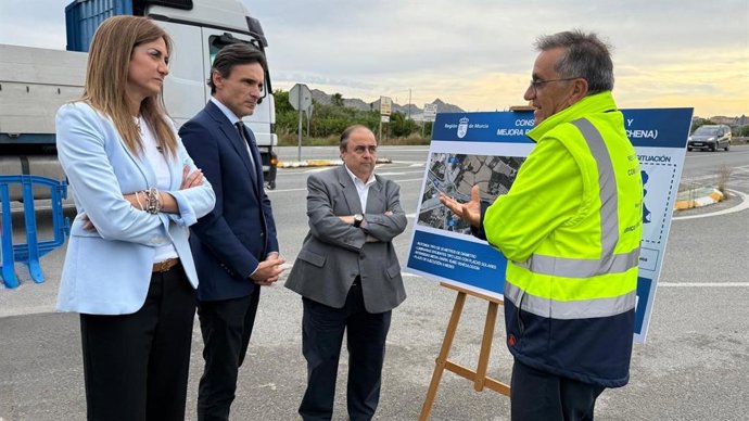El consejero de Fomento e Infraestructuras, Jorge García Montoro, junto a la alcaldesa de Archena, Patricia Fernández, y el director general de Carreteras, Francisco Carrillo, visitan el lugar donde se va a construir una rotonda en la RM-554 en Archena