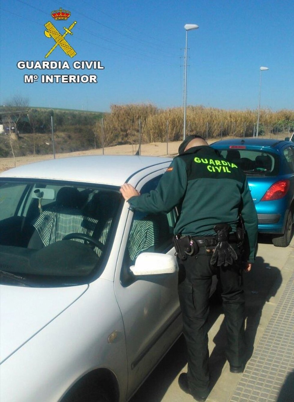 Un agente de la Guardia Civil inspeccionando un vehículo.