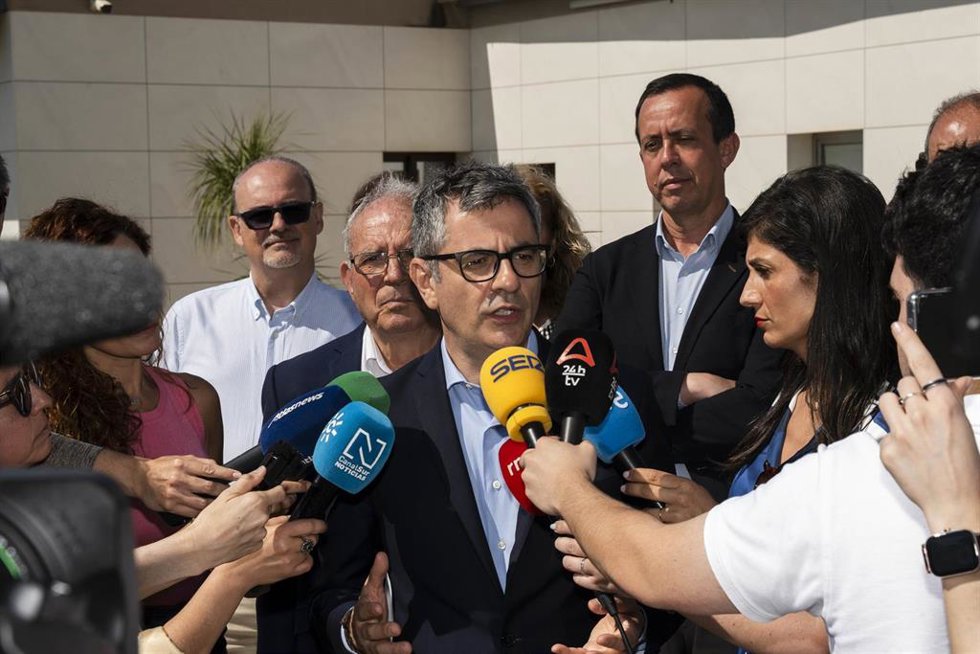 El secretario de Justicia del PSOE y ministro de Presidencia, Justicia y Relaciones con las Cortes, Félix Bolaños, atiende a los medios en una visita realizada a las instalaciones de la Escuela Agraria en Vícar (Almería). A 7 de mayo de 2026 en Vícar, Alm