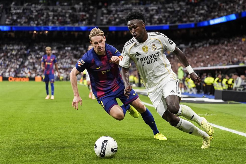 Archivo - Vinicius Junior del Real Madrid CF y Frenkie de Jong del FC Barcelona durante el partido de LaLiga EA Sports disputado entre el Real Madrid y el FC Barcelona en el estadio Santiago Bernabéu el 26 de octubre de 2025