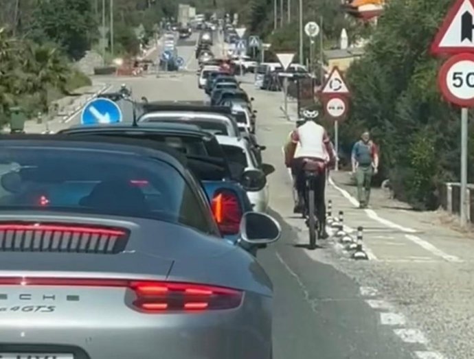 Colas en una carretera de Sóller.