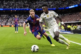 Archivo - Vinicius Junior of Real Madrid CF and Frenkie de Jong of FC Barcelona in action during the Spanish League, LaLiga EA Sports, football match played between Real Madrid C.F. and FC Barcelona at Santiago Bernabeu stadium on October 26, 2025, in Mad