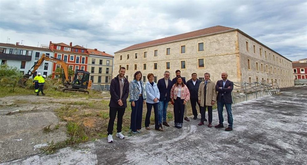 La alcaldesa de Gijón, Carmen Moriyón, visita el arranque de obras de Tabacalera, acompañada con concejales municipales y responsables de la empresa adjudicataria.