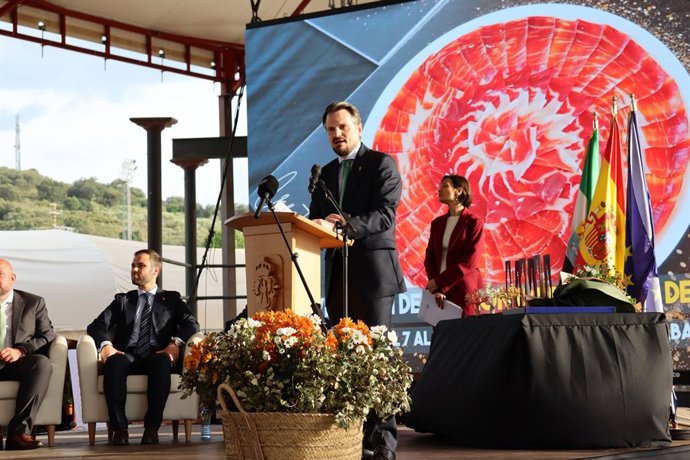 El vicepresidente y consejero de Presidencia, Coordinación de Acción de Gobierno, Interior y Emergencias, Abel Bautista, participa en la inauguración del Salón del Jamón Ibérico de Jerez de los Caballeros (Badajoz), a 7 de mayo de 2026.