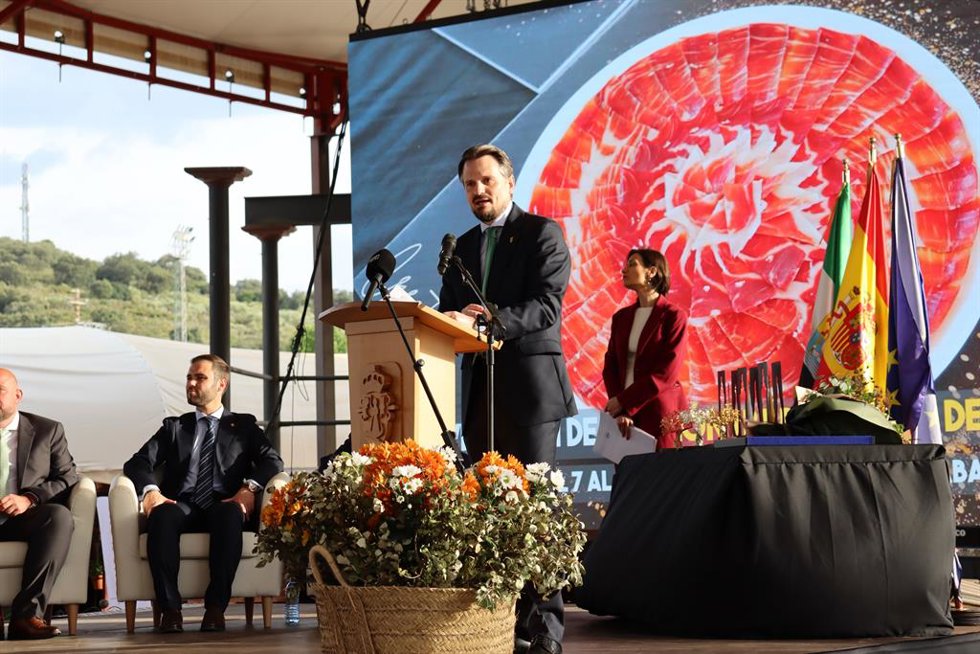 El vicepresidente y consejero de Presidencia, Coordinación de Acción de Gobierno, Interior y Emergencias, Abel Bautista, participa en la inauguración del Salón del Jamón Ibérico de Jerez de los Caballeros (Badajoz), a 7 de mayo de 2026.
