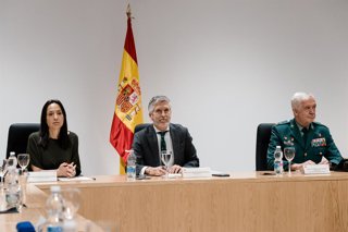 (I-D) La directora general de la Guardia Civil, Mercedes González; el ministro del Interior, Fernando Grande-Marlaska, y el DAO de la Guardia Civil, Manuel Llamas, durante una rueda de prensa, en la Dirección General de la Guardia Civil, a 8 de mayo de 20