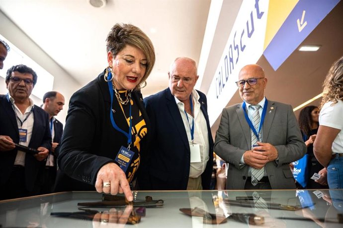 La presidenta de APRECU, elegida presidenta de la nueva Asociación Mundial de Ciudades Capitales de la Cuchillería en el encuentro de Portugal.