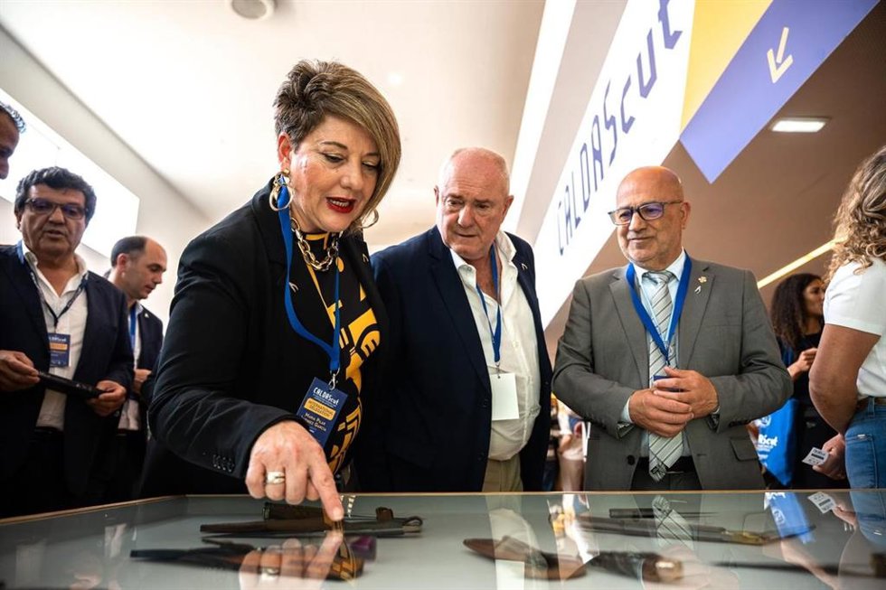 La presidenta de APRECU, elegida presidenta de la nueva Asociación Mundial de Ciudades Capitales de la Cuchillería en el encuentro de Portugal.