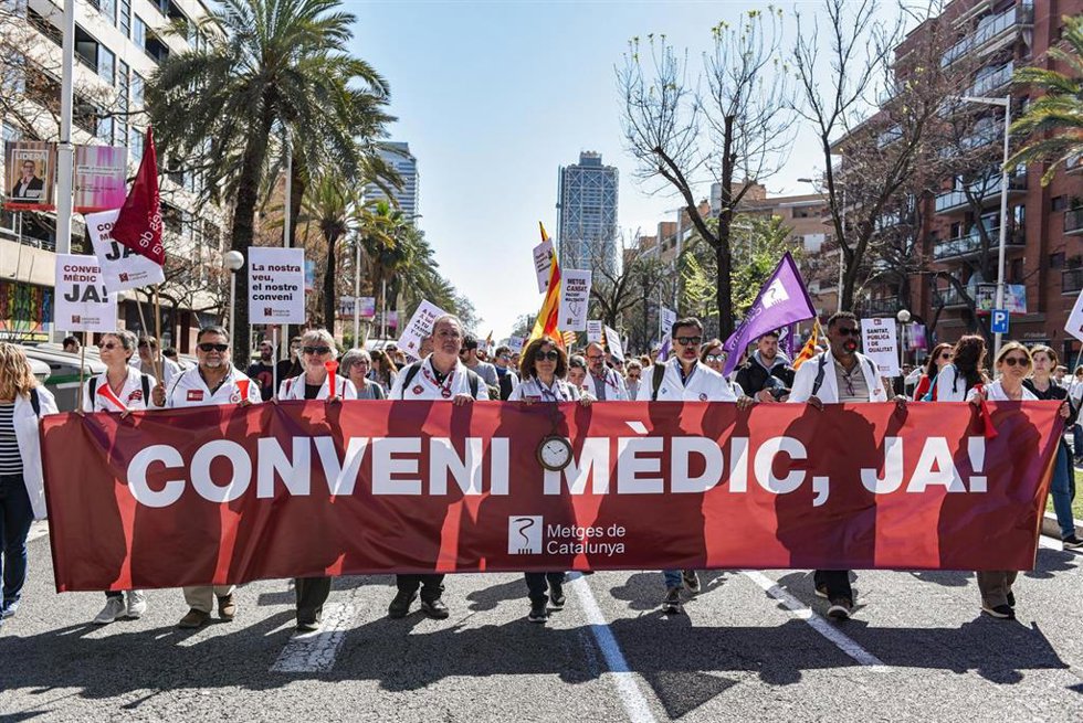 Archivo - Médicos durante una concentración de médicos y otra de docentes en Barcelona, a 20 de marzo de 2026, en Barcelona