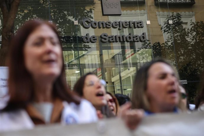 Archivo - Archivo.- Varias personas durante una concentración, frente a la Consejería de Sanidad