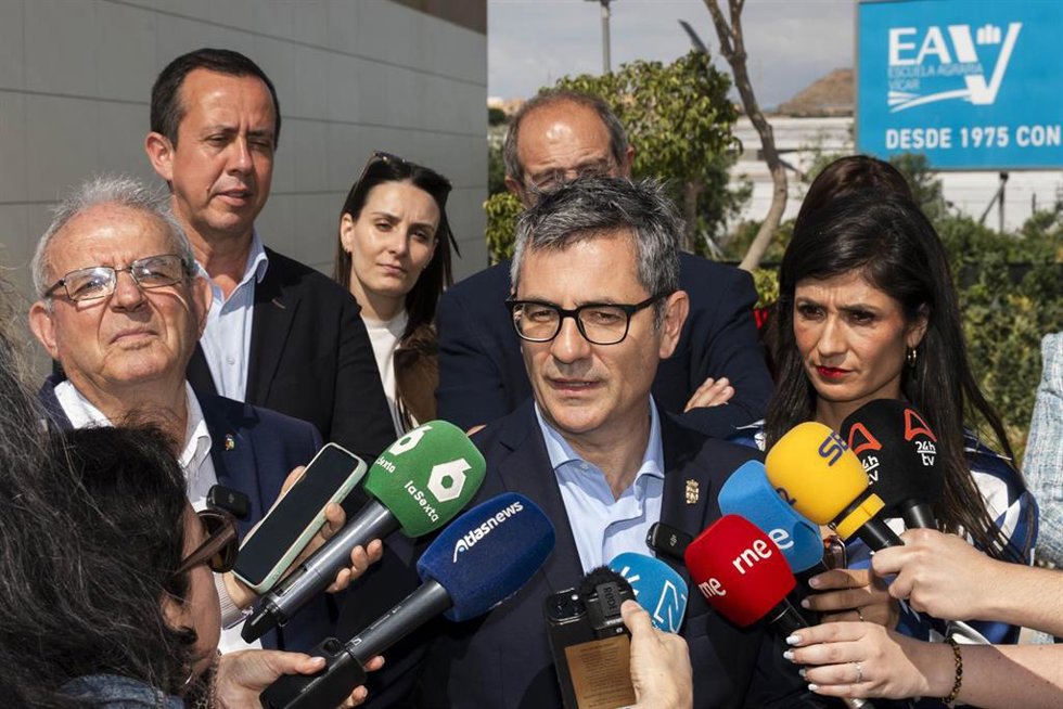 El ministro de Presidencia, Justicia y Relaciones con las Cortes, Félix Bolaños, atiende a los medios en Vícar (Almería).