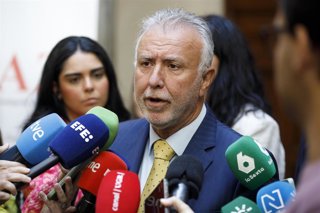 El ministro de Política Territorial y Memoria Democrática, Ángel Víctor Torres, atiende a los medios tras inaugurar las Jornadas sobre 'Paz, Memoria y Democracia: 50 años de la investigación de paz para España', que se celebra en Granada. A 6 de mayo de 2