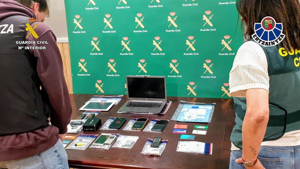 Operación de la Gardia Civil y la Ertzaintza en A Coruña contra la ciberdelincuencia