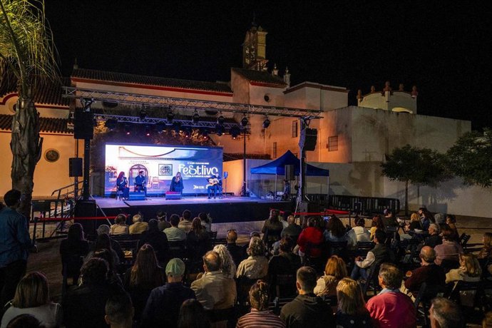Público asistente a la primera jornada de Festlivo, en Mairena del Aljarafe, que se extenderá hasta el domingo.