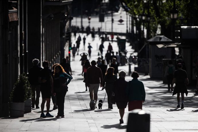 Archivo - Personas caminando por las calles de Madrid. 