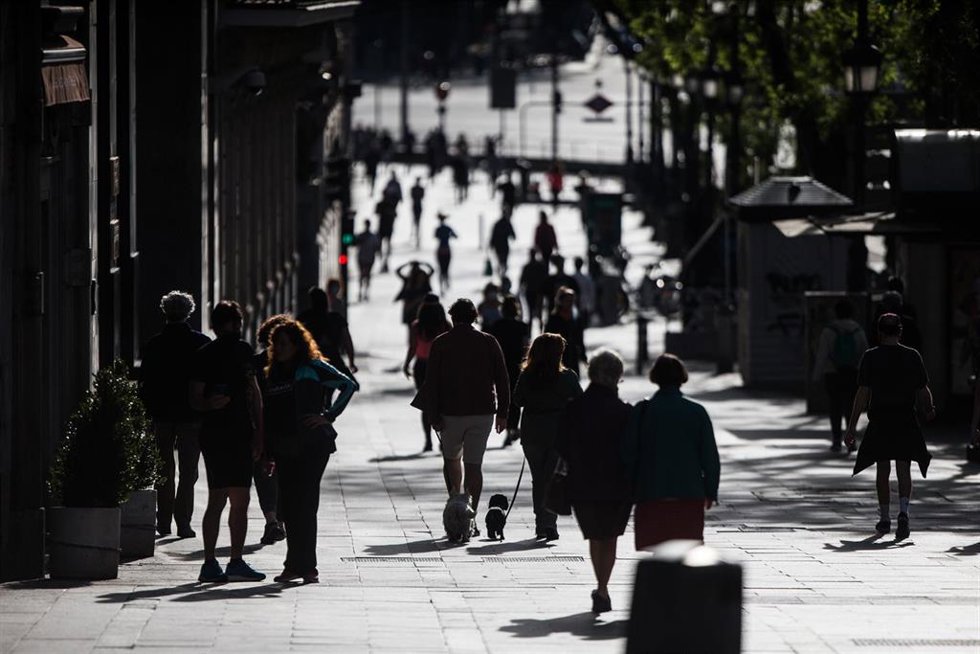 Archivo - Personas caminando por las calles de Madrid. 