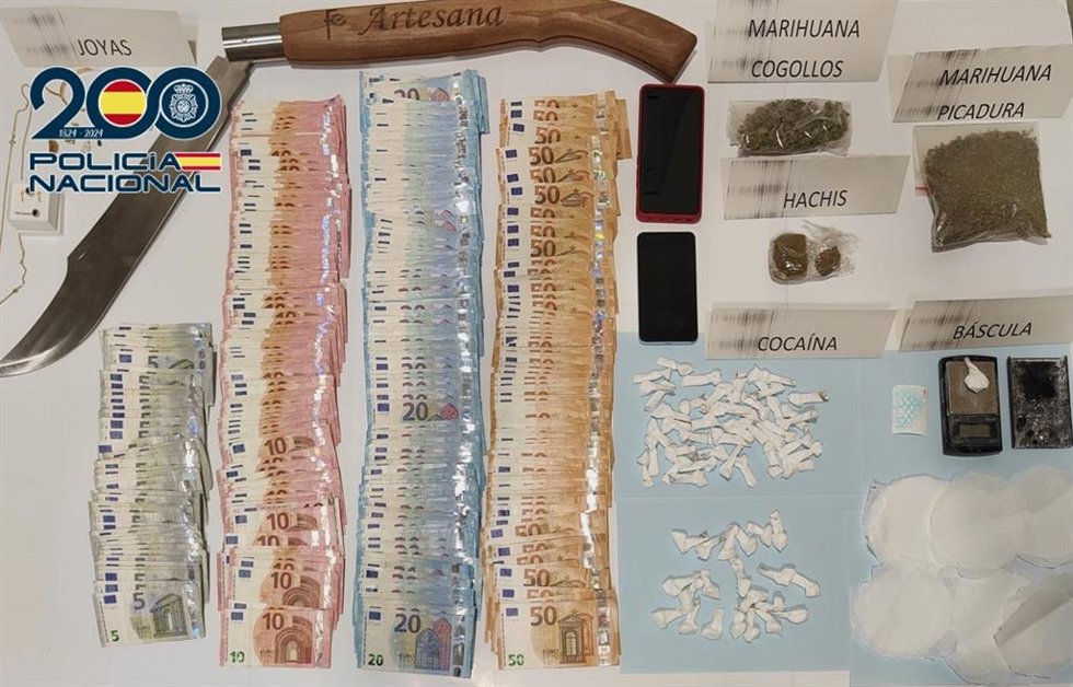 Droga y dinero intervenidos.