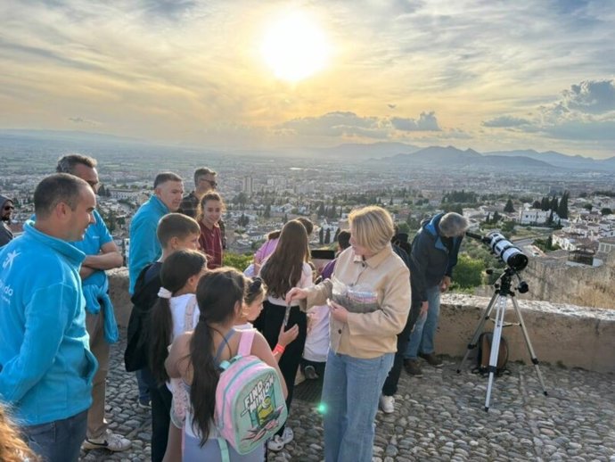 Actividad 'Embajadores de los eclipses' en el mirador de San Miguel Alto de Granada.