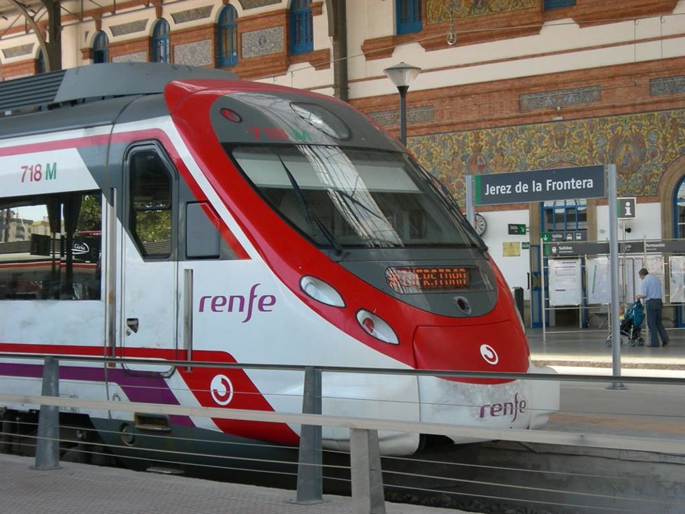 Un tren de Cercanías de Cádiz en la estación de Jerez de la Frontera (Cádiz)