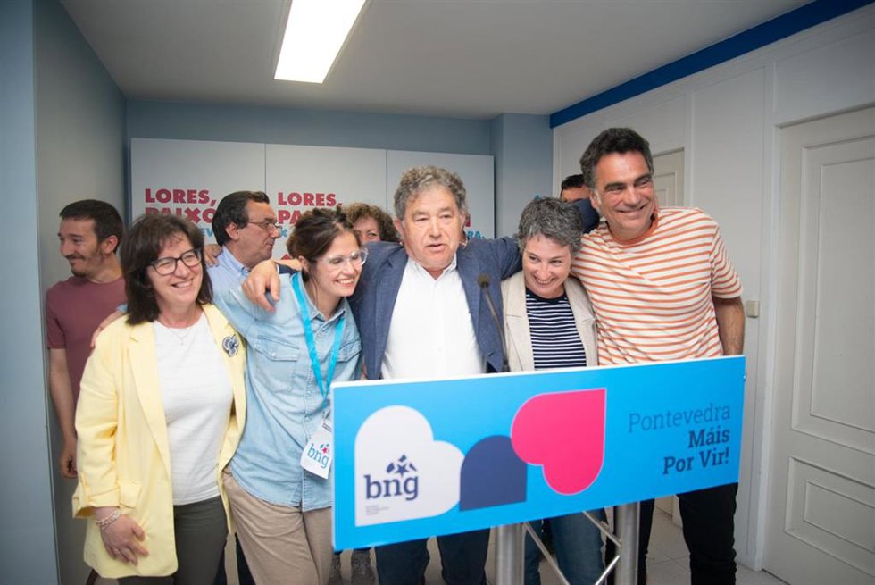 Archivo - El alcalde del BNG de Pontevedra y candidato a su reelección, Miguel Anxo Fernández Lores (c), interviene durante el seguimiento de la jornada electoral, a 28 de mayo de 2023, en Pontevedra, Galicia. 