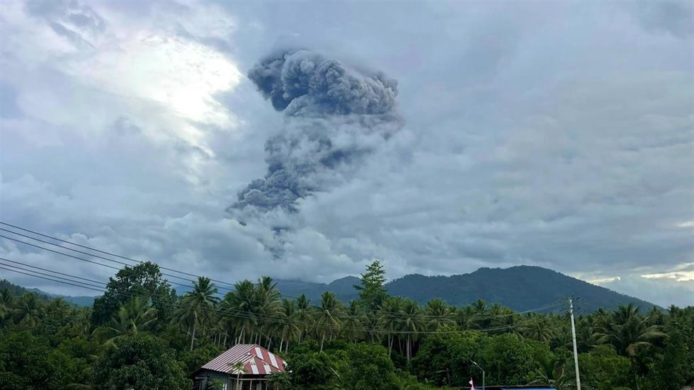Archivo - Erupción del volcán Dukono en el noreste de Indonesia en abril de 2026 (imagen de archivo) 