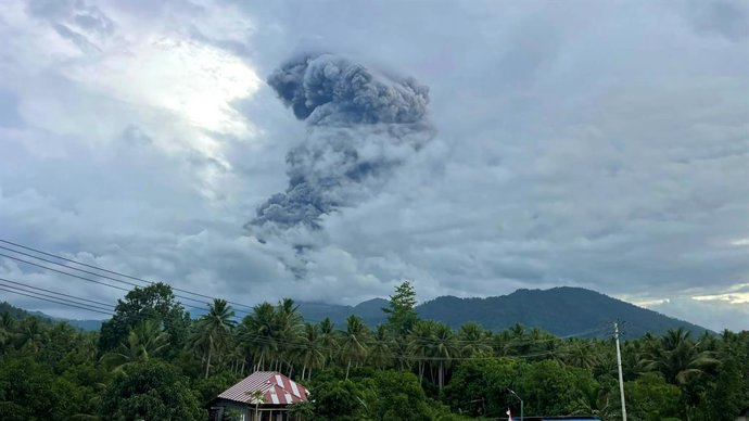 Archivo - NORTH MALUKU, April 3, 2026  -- This photo provided by Indonesia's Center for Volcanology and Geological Hazard Mitigation (PVMBG) shows volcanic materials spewing from Mount Dukono in North Maluku province, Indonesia, April 3, 2026. Mount Dukon