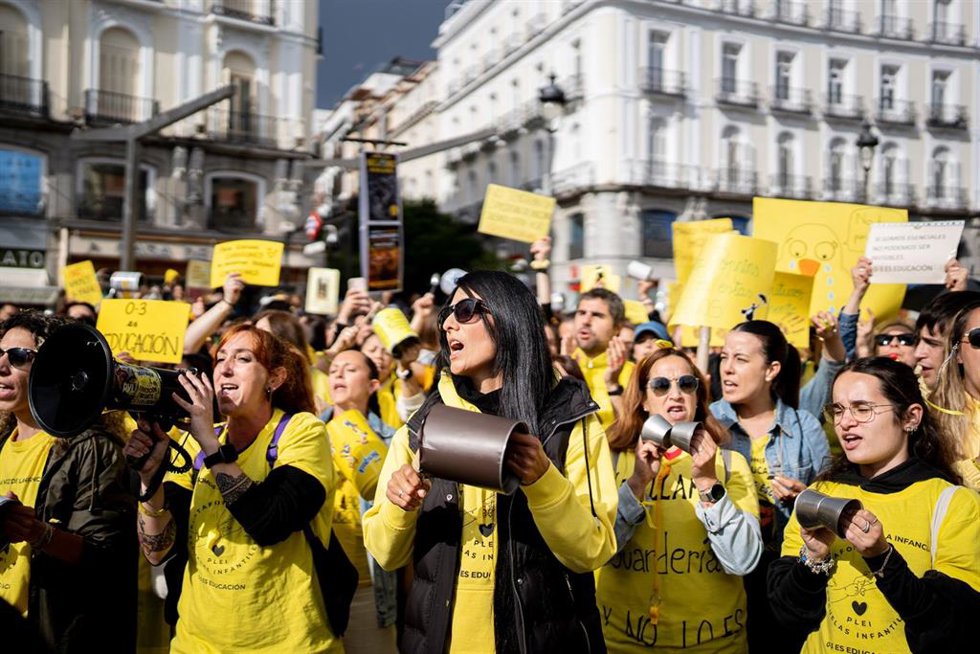 Decenas de personas durante una concentración de profesores del ciclo de Educación Infantil (0-3)