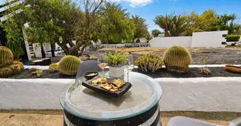 Un refugio histórico en el corazón de Lanzarote: donde el vino se vive y se degusta