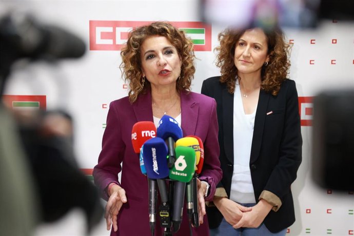 La secretaria general del PSOE-A y candidata a la Presidencia de la Junta, María Jesús Montero, atiende a los medios en la sede de CCOO-A en Sevilla.
