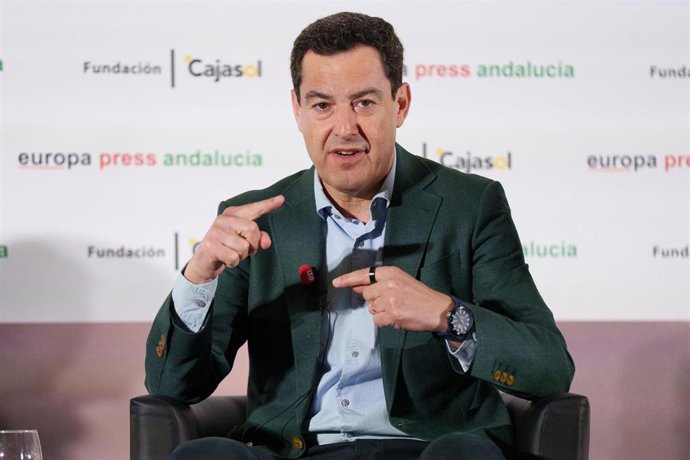 El presidente del PP-A y candidato a la reelección como presidente de la Junta, Juanma Moreno, participa en el turno de preguntas formuladas por el delegado de Europa Press Andalucía, Francisco Morón, dentro del ciclo electoral organizado por la agencia d