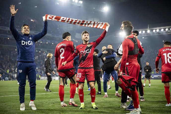 Los jugadores del Rayo Vallecano celebran el pase a la final de la Conference League 2025-26. 