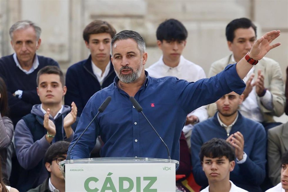 El presidente de Vox, Santiago Abascal, participa en un acto público. A 24 de abril de 2026 en Cádiz (Andalucía, España). 