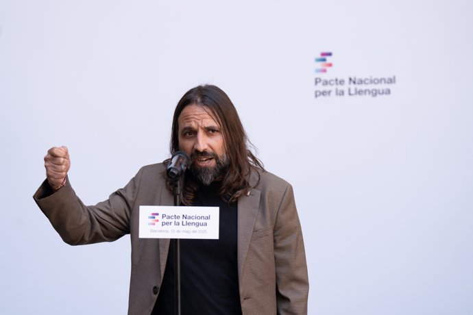 El diputado de ERC en el Parlament Jordi Albert interviene durante la firma del Pacte Nacional per la Llengua, a 13 de mayo de 2025, en Barcelona, Catalunya (España).