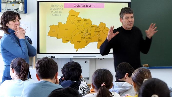 Archivo - Momento del proyecto 'Memorias Vivas de la Sierra' (MVS)  en el CEIP Hermanos Arellano de Galaroza (Huelva) .