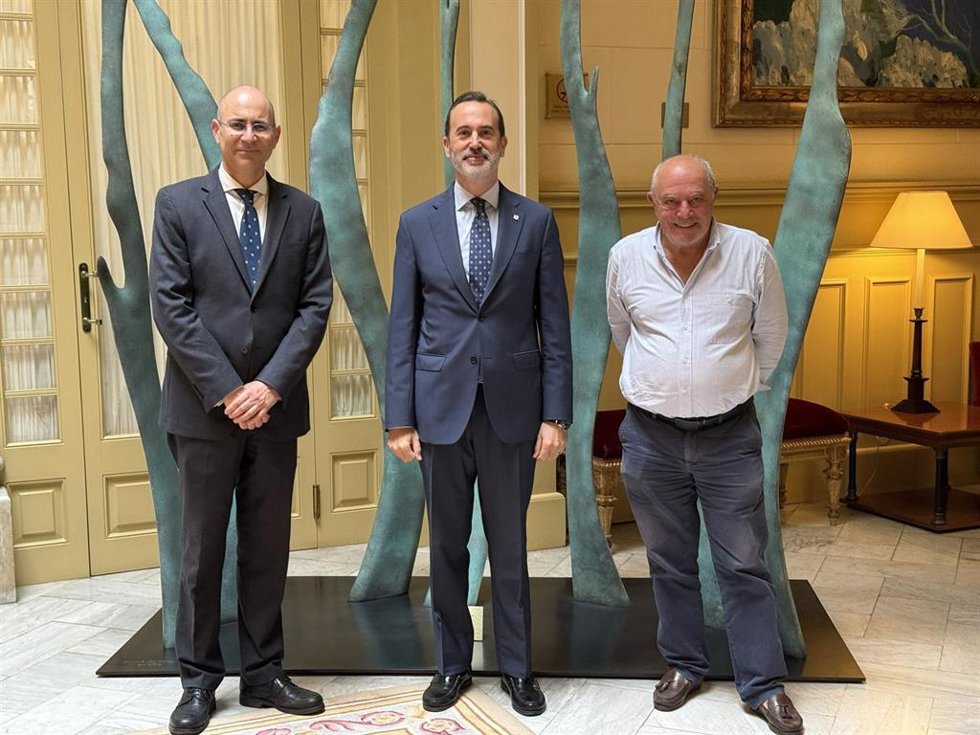 El presidente del Parlament, Gabriel Le Senne, recibe al presidente de la cofradía El Silenci de Nostra Senyora de Montision, Felio J. Bauzá, y al vicepresidente, Carlos Miralles.