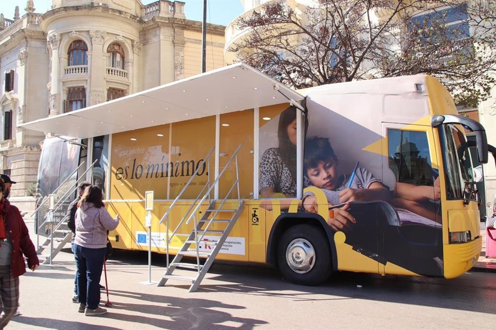 Archivo - Autobús del Ingreso Mínimo Vital.