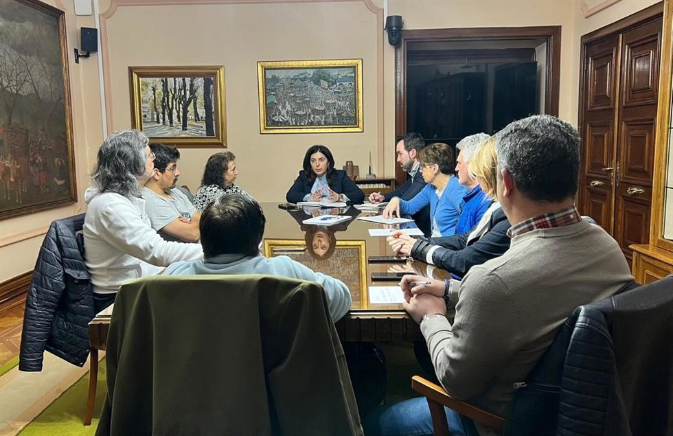 Elena Candia se reúne con representantes del personal municipal.