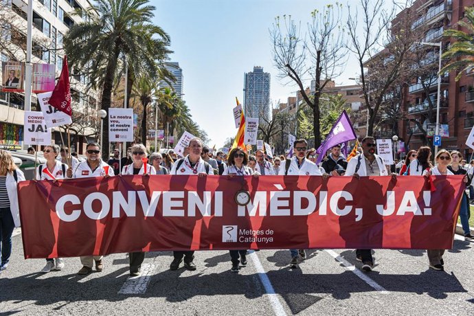 Archivo - Metges durant una concentració