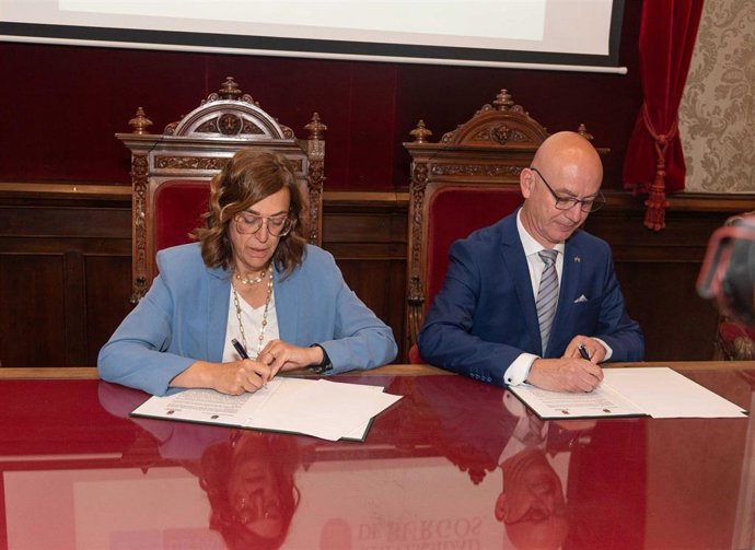 La presidenta de la Diputación y el rector de la UBU durante la firma del acuerdo.