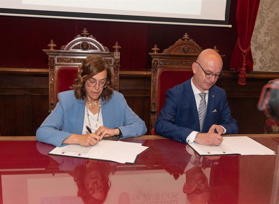 La presidenta de la Diputación y el rector de la UBU durante la firma del acuerdo.