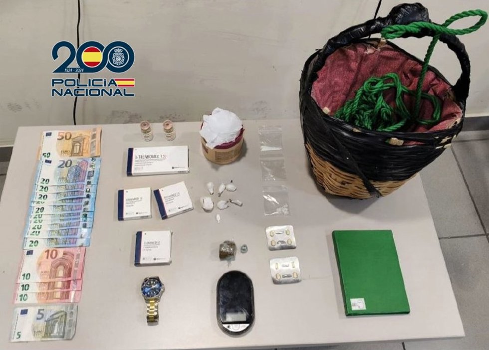 Dinero, droga y material incautado por Policía Nacional al detenido en Telde (Gran Canaria)
