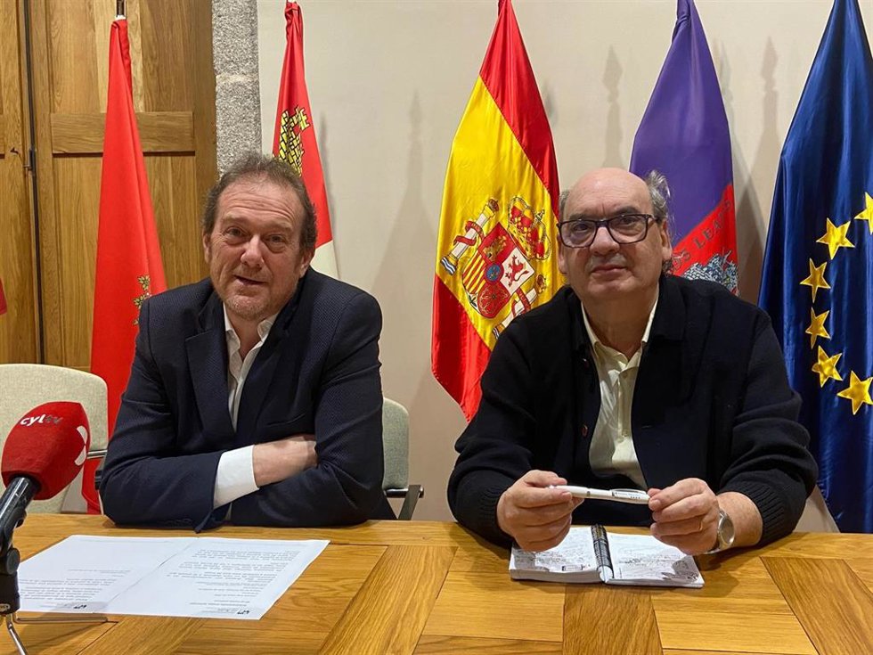 El concejal de Cultura del Ayuntamiento de Ávila, Ángel Sánchez (izquierda), con José María Muñoz Quirós, coordinador del ciclo