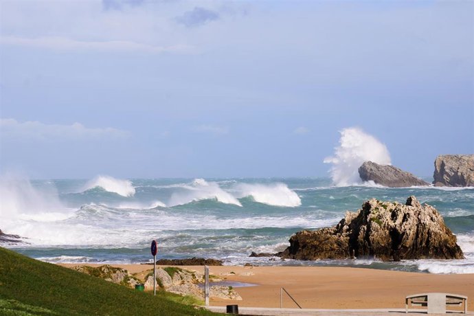 Archivo - Olas rompiendo en Santander