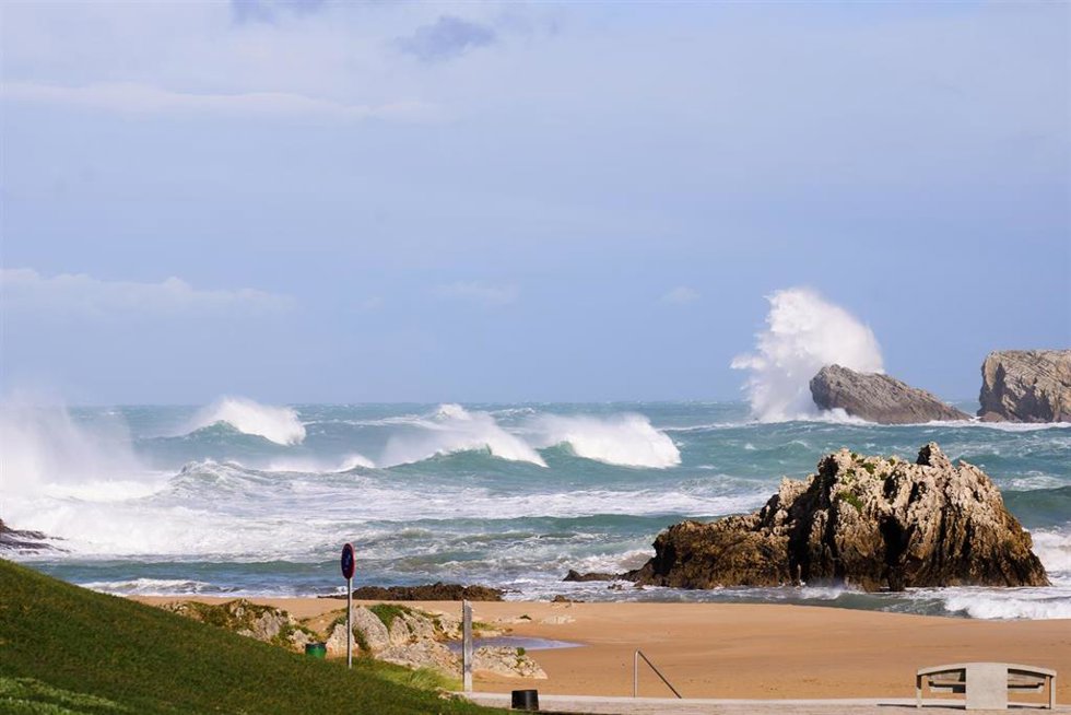 Archivo - Olas rompiendo en Santander