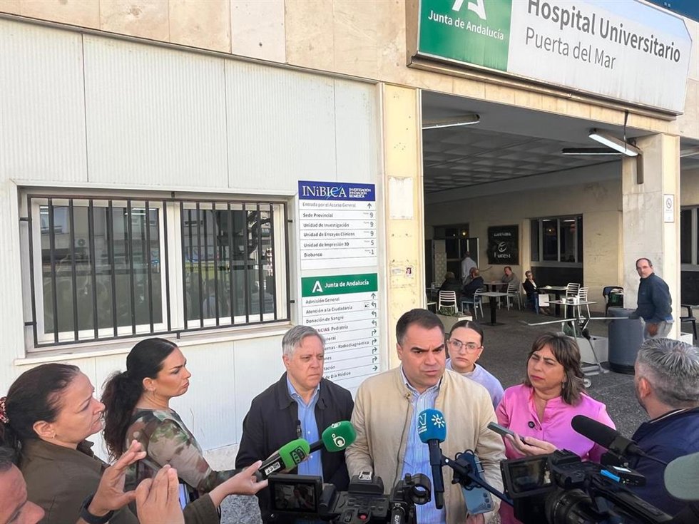 El cabeza de lista del PSOE de Cádiz al Parlamento andaluz, Juan Cornejo, y la candidata gaditana, Natalia Álvarez Dodero, atienden a los medios a las puertas del Hospital de Cádiz.