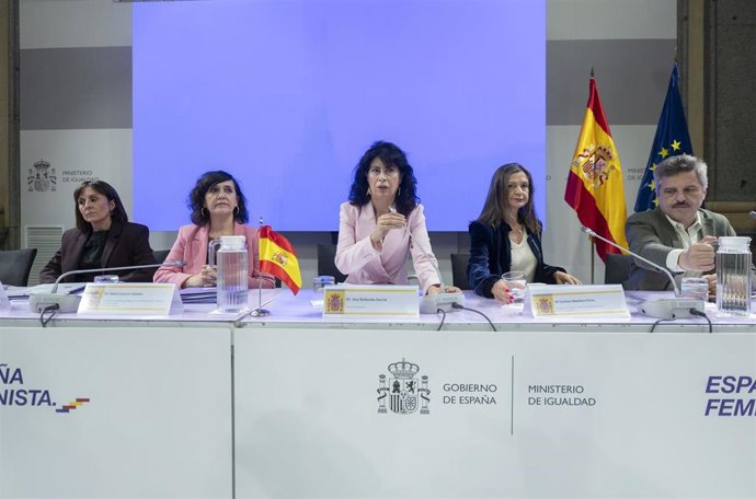 La ministra de Igualdad, Ana Redondo (c), acompañada de la secretaria de Estado de Igualdad y para la Erradicación de la Violencia contra las Mujeres, María Guijarro (2i), y la delegada del Gobierno contra la Violencia de Género, Carmen Martínez Perza