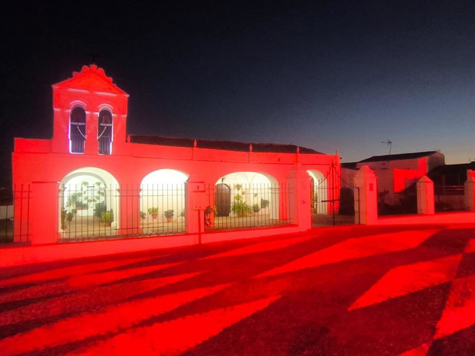 Ermita del Amparo, Cumbres Mayores (Huelva) iluminada de rojo por el Día de la Cruz Roja y la Media Luna Roja.