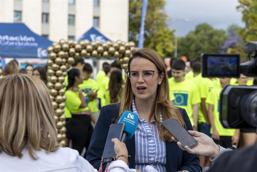 La delegada de Juventud de la Diputación de Córdoba, Sara Alguacil, atiende a los medios en la celebración del Día de Europa.