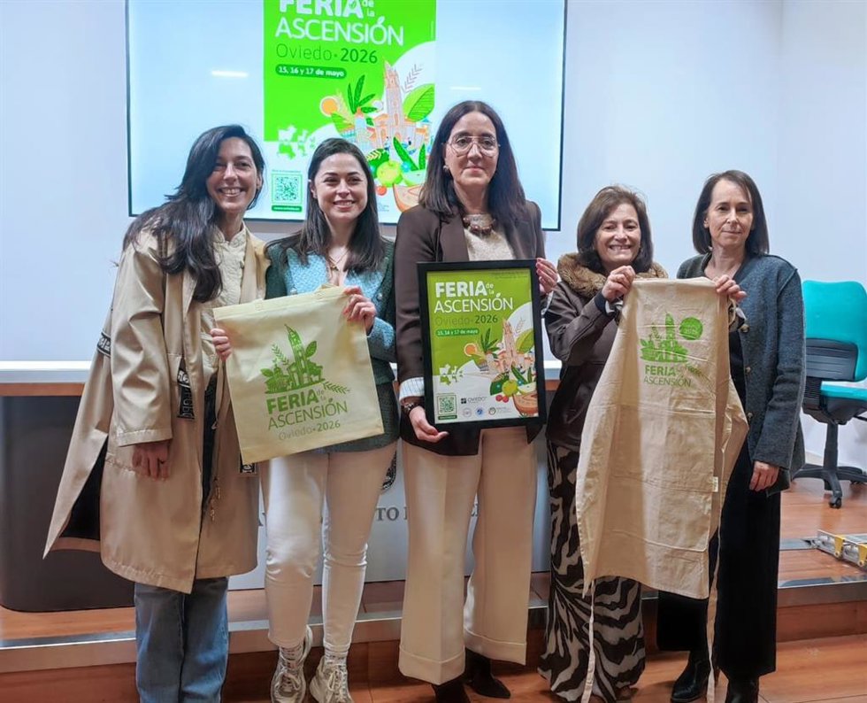 La concejala de Festejos, Covadonga Díaz, en el centro, presenta la Feria de la Ascensión 2026